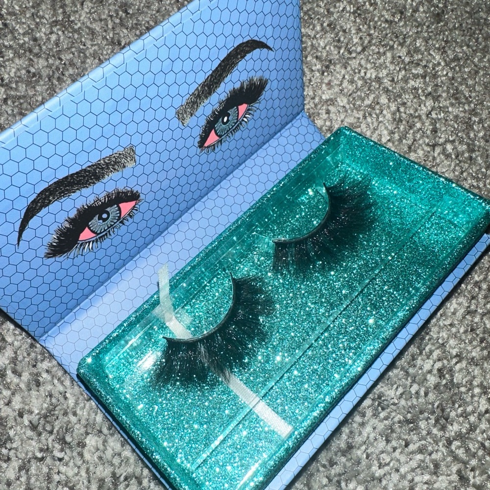 Lova Lashes - Picture 3 of 4